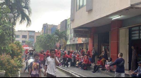 Kebakaran di Grand Mall Bekasi, Karyawan dan Pengunjung Berbondong-Bondong Keluar Kebakaran di Grand Mall Bekasi, Karyawan dan Pengunjung Berbondong-Bondong Keluar