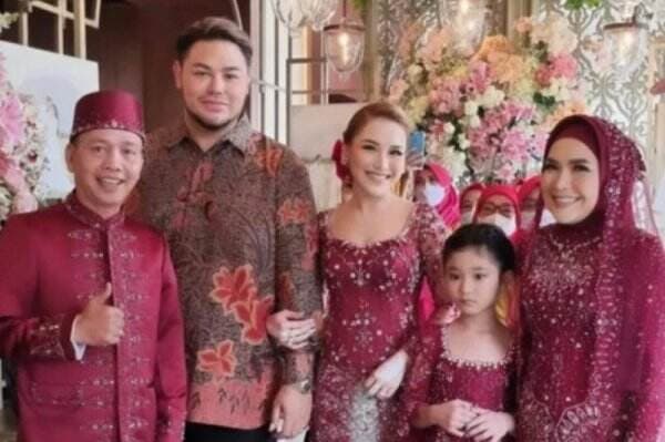 Ibunda Ivan Gunawan Unggah Foto Anaknya dan Ayu Ting Ting, Netizen: Semoga Nyusul Jadi Besan Tante