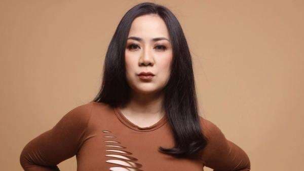 Pose Hot Tante Ernie Pakai Dress Bolong, Belahan Dadanya Mengintip! Pose Hot Tante Ernie Pakai Dress Bolong, Belahan Dadanya Mengintip!