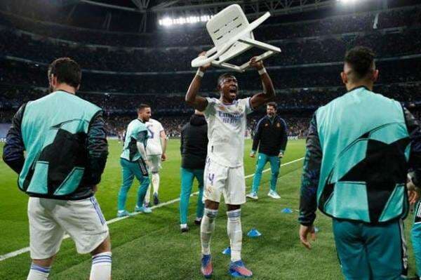 Madrid Singkirkan PSG, Selebrasi David Alaba Heboh: Jangan Duduk di Kursi Kami! Madrid Singkirkan PSG, Selebrasi David Alaba Heboh: Jangan Duduk di Kursi Kami!