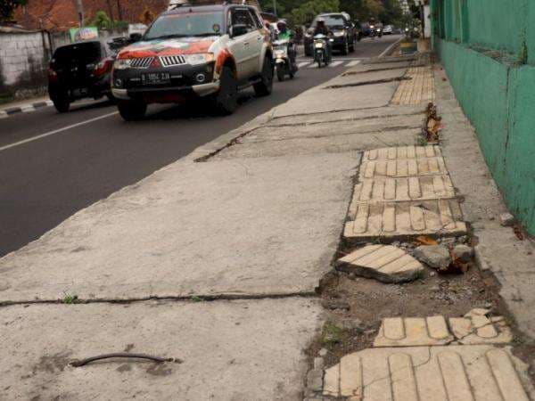 Dear… Pemkot Bandung, Penunjuk Jalan Tunanetra di Trotoar Rusak Nih! Tahu Enggak Sih? Dear… Pemkot Bandung, Penunjuk Jalan Tunanetra di Trotoar Rusak Nih! Tahu Enggak Sih?