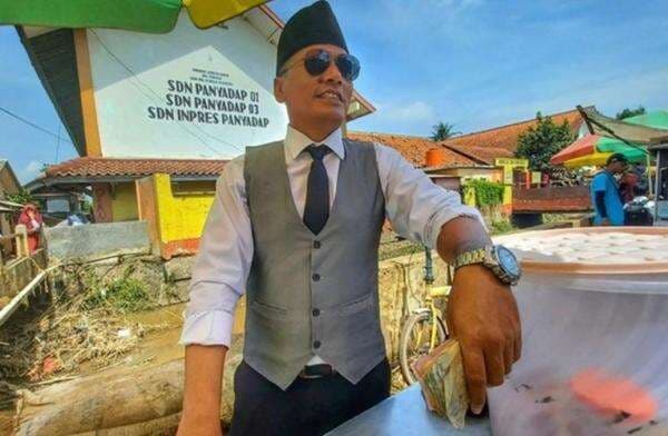 Unik! Tukang Cimol di Bandung Dagang Pakai Seragam Pilot hingga Presiden Unik! Tukang Cimol di Bandung Dagang Pakai Seragam Pilot hingga Presiden