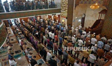In Picture: Shaf Sholat Kembali Rapat di Masjid Baiturrahman Komplek MPR/DPR-RI In Picture: Shaf Sholat Kembali Rapat di Masjid Baiturrahman Komplek MPR/DPR-RI