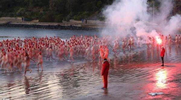 Semua Orang di Tempat Ini Wajib Telanjang, Melanggar Didenda Semua Orang di Tempat Ini Wajib Telanjang, Melanggar Didenda
