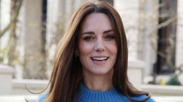 Dukung Ukraina, Kate Middleton Cantik Pakai Sweater Biru dan Pin Hati