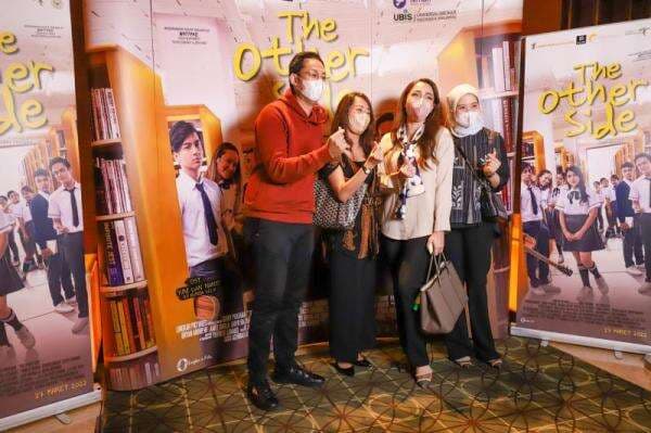 Foto-Foto Nonton Bareng Film The Other Side, Berkisah tentang Gadis Remaja yang Patah Hati Foto-Foto Nonton Bareng Film The Other Side, Berkisah tentang Gadis Remaja yang Patah Hati