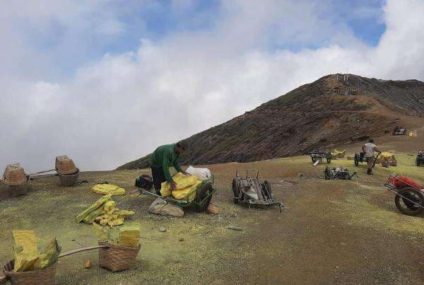 Pilihan Hidup Para Penambang Belerang di Kawah Ijen Banyuwangi Pilihan Hidup Para Penambang Belerang di Kawah Ijen Banyuwangi