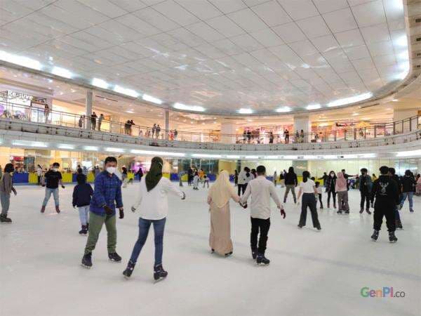 Arena Ice Skating Mal Taman Anggrek Mulai Ramai Nih, Cobain Yuk! Arena Ice Skating Mal Taman Anggrek Mulai Ramai Nih, Cobain Yuk!