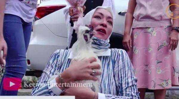 Ayam Kesayangan Mati, Angelina Sondakh Marah pada Asisten: Ibu di Lapas Aja Bisa Rawat Mereka Bener Ayam Kesayangan Mati, Angelina Sondakh Marah pada Asisten: Ibu di Lapas Aja Bisa Rawat Mereka Bener