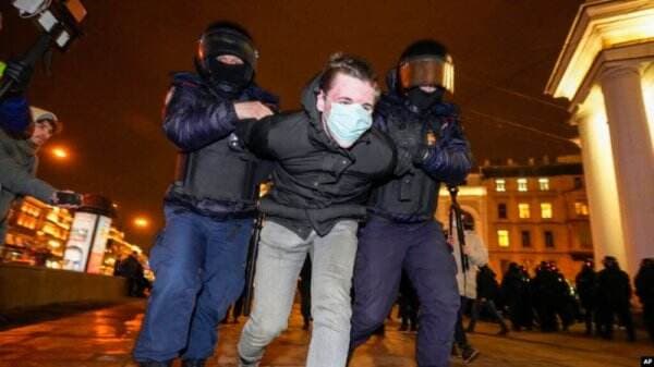 Hampir 300 Orang Pengujuk Rasa Anti-Perang Ditahan Polisi Rusia