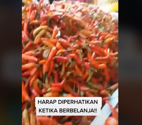 Viral! Emak-Emak Ngamuk <i>Gegara</i> Ditipu Pedagang Cabai, Netizen: Ke Pasar Bawa Timbangan Sendiri Viral! Emak-Emak Ngamuk <i>Gegara</i> Ditipu Pedagang Cabai, Netizen: Ke Pasar Bawa Timbangan Sendiri