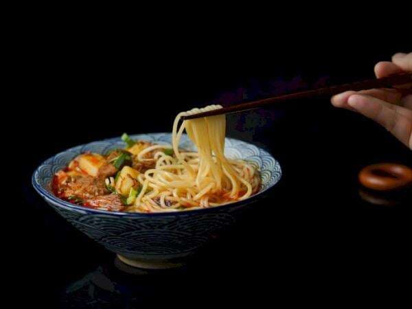 Viral Netizen Sebut Makan Pakai Sumpit Haram, Aktor Tionghoa Ini Beri Reaksi Adem Viral Netizen Sebut Makan Pakai Sumpit Haram, Aktor Tionghoa Ini Beri Reaksi Adem