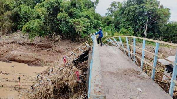 Sisa-sisa Duka Akibat Bencana Banjir Serang; Siswa SDN Keganteran Harus Jalan 10 KM Tiap Hari, Tegakah? Sisa-sisa Duka Akibat Bencana Banjir Serang; Siswa SDN Keganteran Harus Jalan 10 KM Tiap Hari, Tegakah?