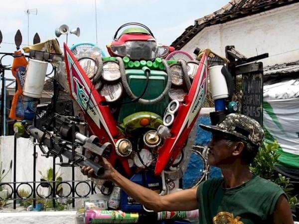 Kece! Belajar dari YouTube, Kakek Ini Bikin Robot Transformers Setinggi 4 Meter Kece! Belajar dari YouTube, Kakek Ini Bikin Robot Transformers Setinggi 4 Meter