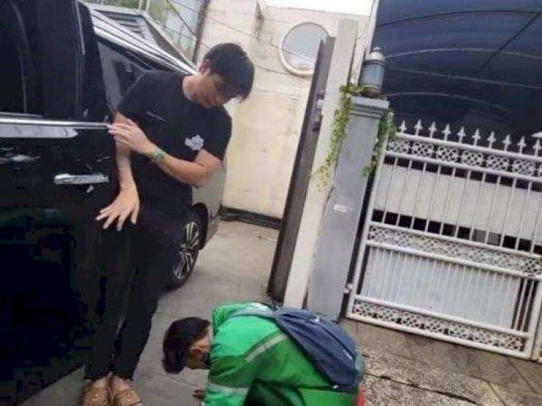 Driver Ojol Ini Nekat Sujud di Depan Baim Wong Demi Dapatkan Uang Driver Ojol Ini Nekat Sujud di Depan Baim Wong Demi Dapatkan Uang