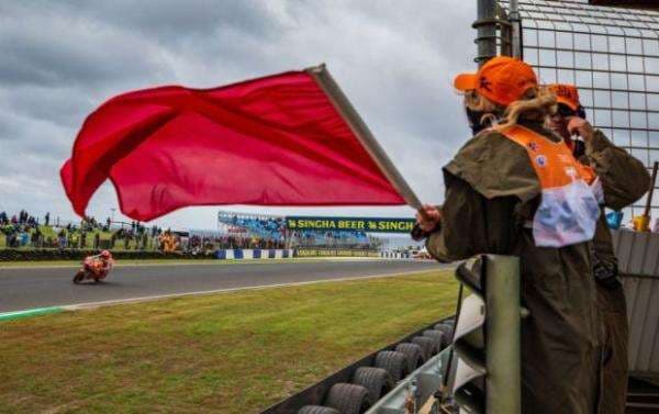 Mengenal Arti 11 Jenis Bendera dalam MotoGP Mengenal Arti 11 Jenis Bendera dalam MotoGP