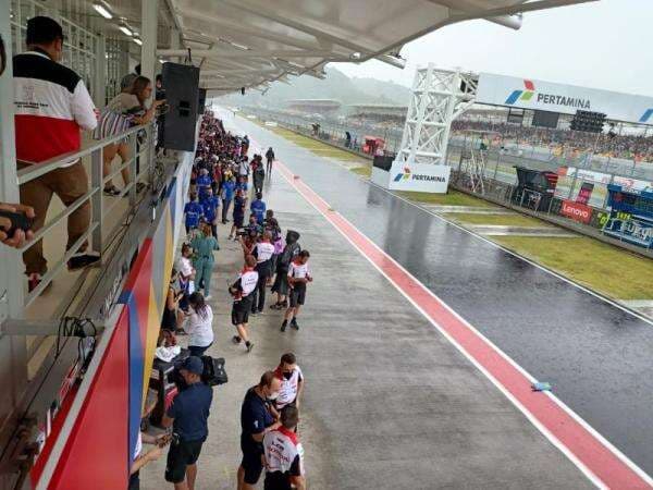 Pawang Hujan Beraksi di Pit-Lane Sirkuit Mandalika, Curi Perhatian Pembalap MotoGP Pawang Hujan Beraksi di Pit-Lane Sirkuit Mandalika, Curi Perhatian Pembalap MotoGP
