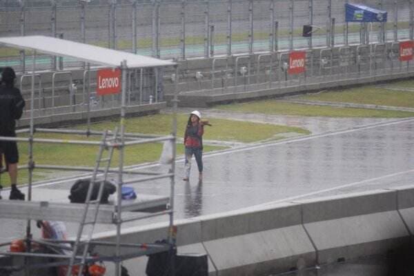 Aksi Pawang Hujan Mbak Rara di MotoGP Mandalika Mendunia