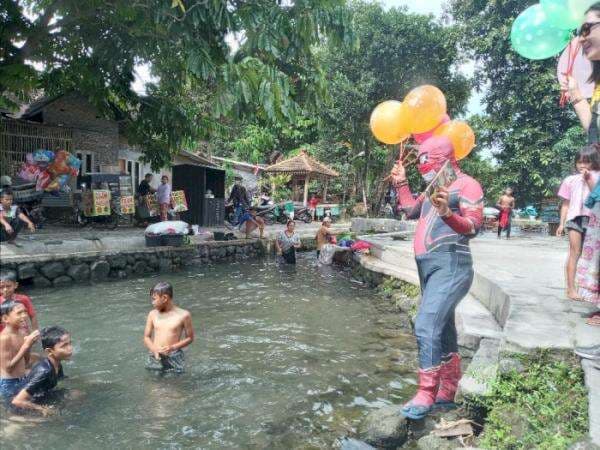 Bikin Heboh! Ada Spiderman Mendongeng di Pinggir Kali Sambil Bagi-bagi Masker Bikin Heboh! Ada Spiderman Mendongeng di Pinggir Kali Sambil Bagi-bagi Masker