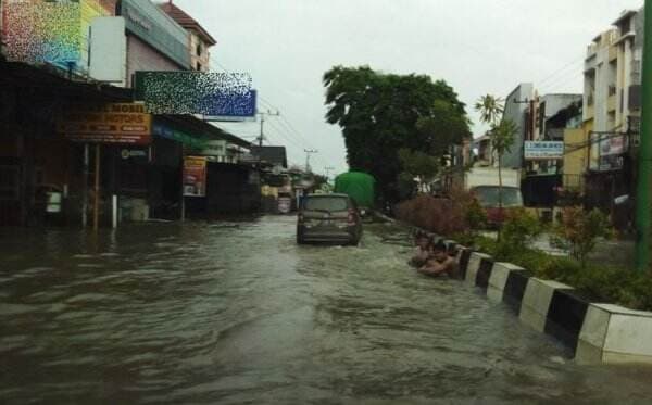 Hujan Deras, Banjir Terjang Sejumlah Kawasan di Samarinda