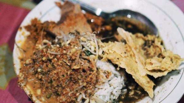8 Tempat Makan Nasi Pecel di Surabaya, Paling Enak dan Harga Merakyat! 8 Tempat Makan Nasi Pecel di Surabaya, Paling Enak dan Harga Merakyat!