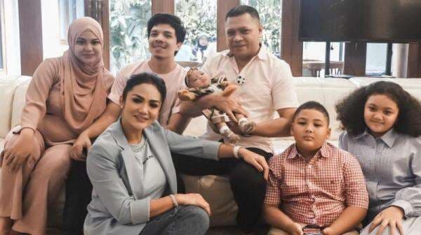 Krisdayanti Meleleh Pergoki Raul Lemos Senyum Lihat Wajah Ameena, Netizen: Baby Pemersatu Keluarga Krisdayanti Meleleh Pergoki Raul Lemos Senyum Lihat Wajah Ameena, Netizen: Baby Pemersatu Keluarga
