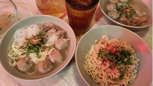 Sensasi Perpaduan Cita Rasa Bakso Khas Pontianak dan Medan Dilengkapi Daun Ketumbar, Yummy! Sensasi Perpaduan Cita Rasa Bakso Khas Pontianak dan Medan Dilengkapi Daun Ketumbar, Yummy!