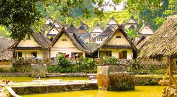 Intip Keberadaan Kampung Naga yang Menolak Peradaban Modern, Bebas dari Digitalisasi dan Gadget Intip Keberadaan Kampung Naga yang Menolak Peradaban Modern, Bebas dari Digitalisasi dan Gadget