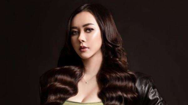 Seksinya Aura Kasih Pakai Bra Hijau, Netizen: Begini Nih Kalau Emak-Emak Sudah Lepas Daster Seksinya Aura Kasih Pakai Bra Hijau, Netizen: Begini Nih Kalau Emak-Emak Sudah Lepas Daster