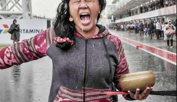 Simak! 6 Ritual Unik Rara `Si Pawang Hujan` Selama Lakukan Aksinya Simak! 6 Ritual Unik Rara `Si Pawang Hujan` Selama Lakukan Aksinya