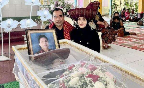 Ibu Mertua Elma Theana Meninggal Dunia, Agama sang Suami Jadi Sorotan Ibu Mertua Elma Theana Meninggal Dunia, Agama sang Suami Jadi Sorotan