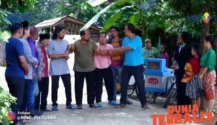 Sinopsis Dunia Terbalik Sabtu 26 Maret 2022: Ustadz Kemed Nikahkan Ujang dengan Bi Narsih, Emak Eros Berdebar-debar Sinopsis Dunia Terbalik Sabtu 26 Maret 2022: Ustadz Kemed Nikahkan Ujang dengan Bi Narsih, Emak Eros Berdebar-debar