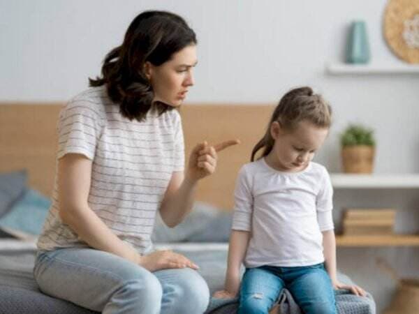 5 Kebiasan Orang Tua yang Berdampak Negatif pada Anak, Jangan Lakukan Moms!