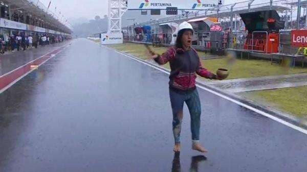 Mbak Rara Pawang Hujan Ngaku Non Muslim, Ritualnya Pakai Mantra Kejawen Bukan Ayat Alquran Mbak Rara Pawang Hujan Ngaku Non Muslim, Ritualnya Pakai Mantra Kejawen Bukan Ayat Alquran