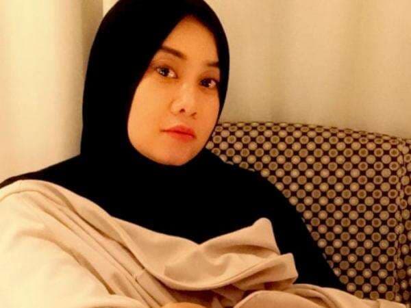 Ekspresi Wajah Datar Puput Usai di Make Up Disorot Netizen: Auranya Suram dan Mistis Ekspresi Wajah Datar Puput Usai di Make Up Disorot Netizen: Auranya Suram dan Mistis