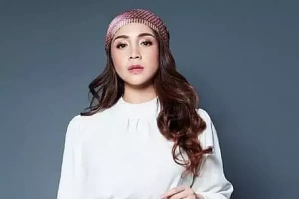 Nagita Slavina Pose Depan Truk Air Galon Pakai Outfit Jutaan, Netizen: Pinjem Celananya Buat Modal Usaha