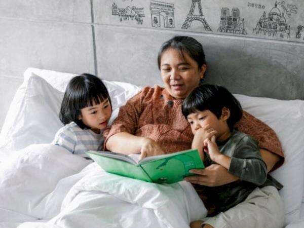 Dear Moms, Biasakan Bacakan Buku Cerita Buat Anak-anak Sebelum Tidur, Ini Kata Psikolog Dear Moms, Biasakan Bacakan Buku Cerita Buat Anak-anak Sebelum Tidur, Ini Kata Psikolog