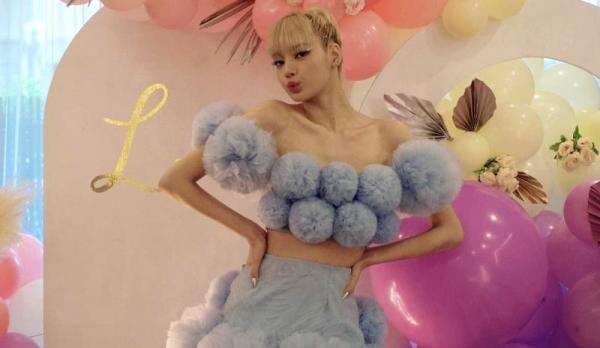 Lisa BLACKPINK Rayakan Ulang Tahun ke-25, Outfit-nya Bikin Mata Fans Tak Berkedip Lisa BLACKPINK Rayakan Ulang Tahun ke-25, Outfit-nya Bikin Mata Fans Tak Berkedip