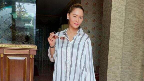 4 Artis Pernah Hidup Susah Hingga `Korek` Makanan, Kini Hidup Tajir Melintir! Nomer 3 bak Kisah Cinderella! 4 Artis Pernah Hidup Susah Hingga `Korek` Makanan, Kini Hidup Tajir Melintir! Nomer 3 bak Kisah Cinderella!