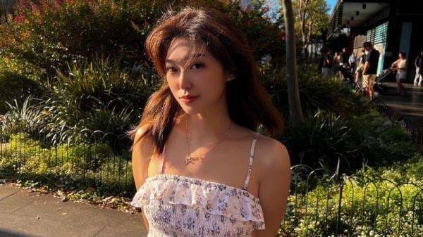 Gaya Livy Renata Pakai Crop Top Makin Hot dengan `Rambut Singa` Gaya Livy Renata Pakai Crop Top Makin Hot dengan `Rambut Singa`