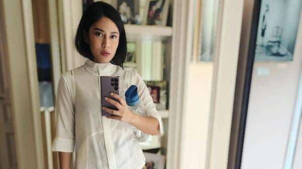 OOTD Ngantor ala Dian Sastro dengan Kain Batik, Cantiknya Tak Pernah Luntur! OOTD Ngantor ala Dian Sastro dengan Kain Batik, Cantiknya Tak Pernah Luntur!