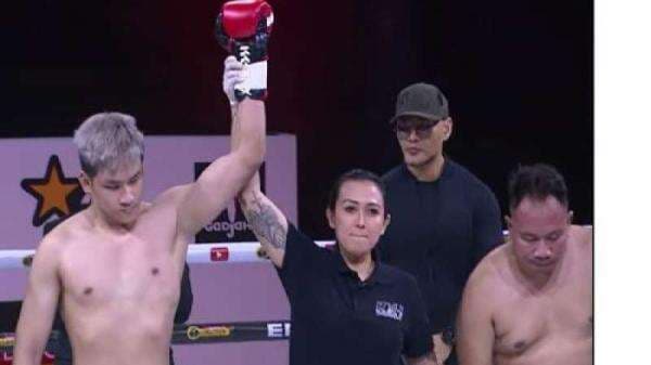 Cuma 2 Ronde! Azka Corbuzier Bikin Gladiator Vicky Prasetyo Keok Cuma 2 Ronde! Azka Corbuzier Bikin Gladiator Vicky Prasetyo Keok