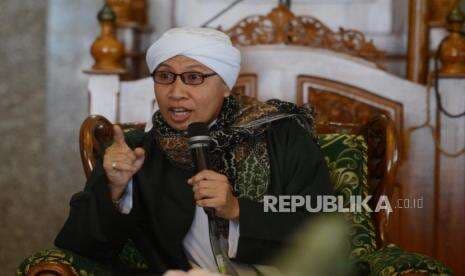 Buya Yahya: Rasulullah tidak Tabur Bunga di Atas Kuburan, Jangan Meniru Orang Kafir Buya Yahya: Rasulullah tidak Tabur Bunga di Atas Kuburan, Jangan Meniru Orang Kafir