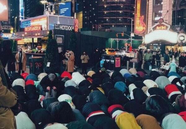 Muslim di New York, Amerika Serikat Tarawih di Jalan Raya