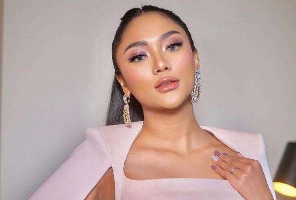 Biodata dan Agama Marion Jola, Penyanyi Seksi Pacar Gitaris Dennis Talakua Beda Usianya 15 Tahun Biodata dan Agama Marion Jola, Penyanyi Seksi Pacar Gitaris Dennis Talakua Beda Usianya 15 Tahun