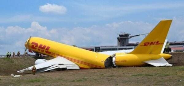 Viral! Pesawat Kargo Terbelah Dua Saat Pendaratan Darurat