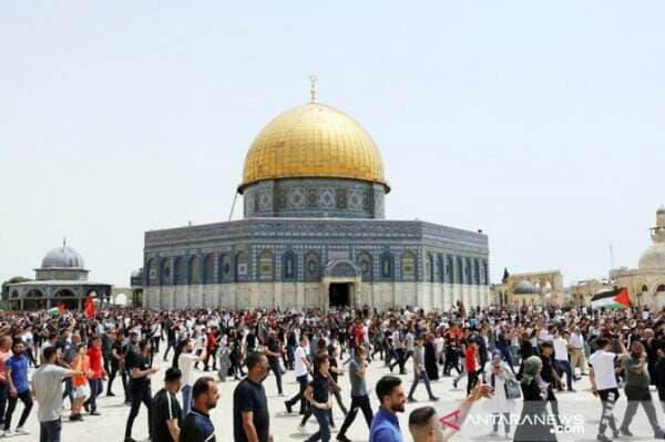 Puluhan Ribu Muslim Shalat Jumat Pertama Ramadan di Masjid Al Aqsa