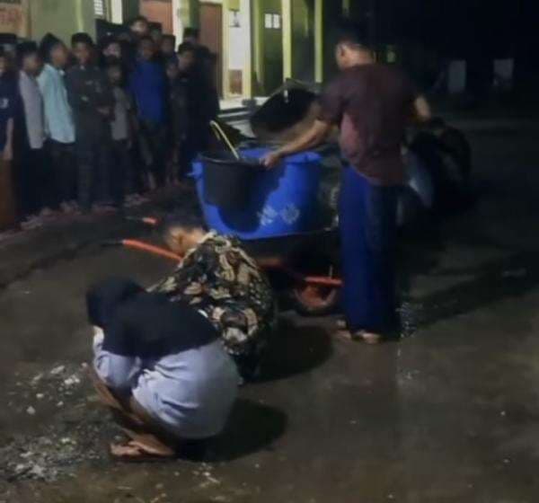 Santri Disiram Air Comberan karena Diduga Tepergok Pacaran, Netizen: Kalau Ustadz Sama Ustadzah Diapain? Santri Disiram Air Comberan karena Diduga Tepergok Pacaran, Netizen: Kalau Ustadz Sama Ustadzah Diapain?