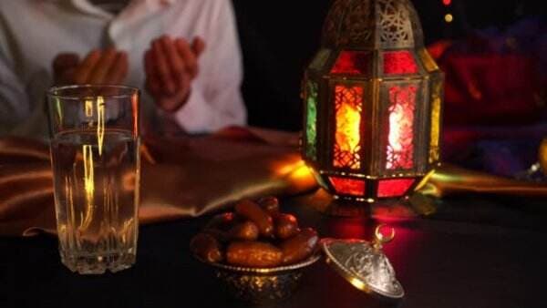 Hal-Hal yang Dimaafkan ketika Berpuasa Ramadan, Nomor 7 Mencium Istri