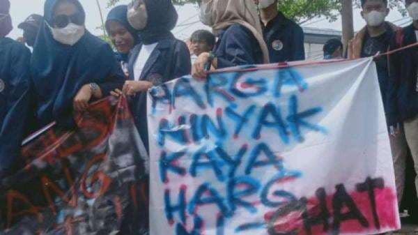 Bikin Ngakak! Demo Tolak 3 Periode Dipenuhi Poster Kocak, Curhat Minyak sampai Michat Bikin Ngakak! Demo Tolak 3 Periode Dipenuhi Poster Kocak, Curhat Minyak sampai Michat